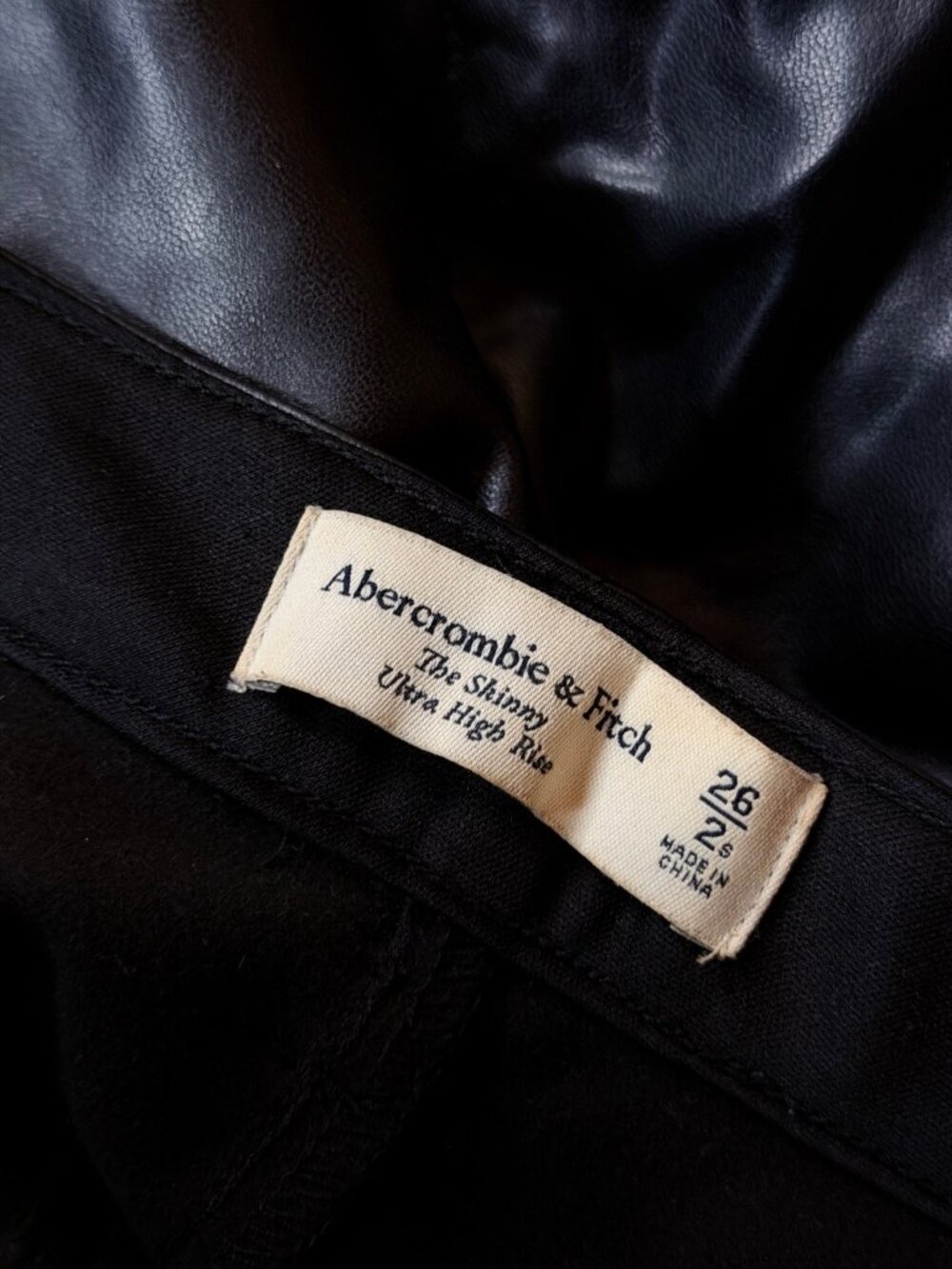 Abercrombie & Fitch Pants 26 / 2S Womens Black Leg Slits Pleated Faux Leather - Picture 9 of 11